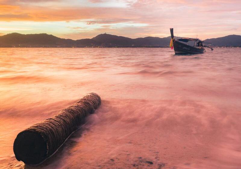 בית מלון כפרי Baan Mai Beachfront Phuket Lone Island