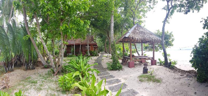 בית מלון כפרי Baan Mai Beachfront Phuket Lone Island