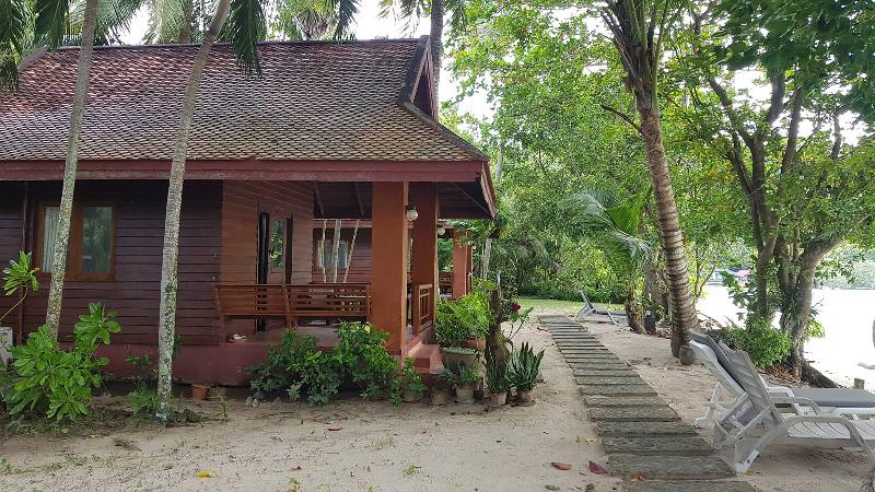 בית מלון כפרי Baan Mai Beachfront Phuket Lone Island