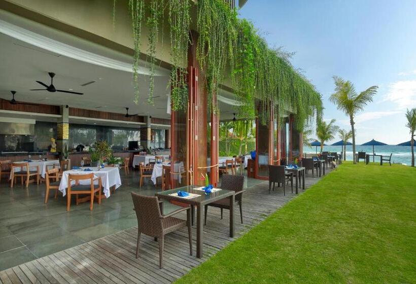 בית מלון כפרי Candi Beach Resort & Spa