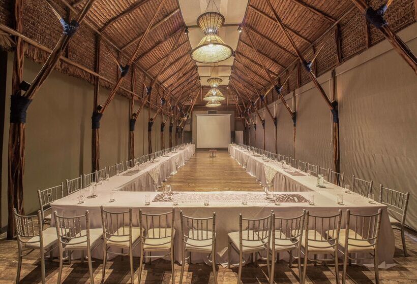 هتل Doubletree By Hilton Iquitos