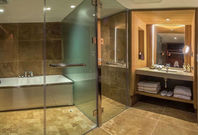 هتل Doubletree By Hilton Iquitos