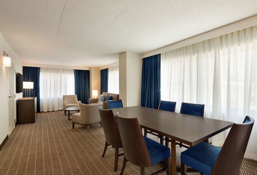 Отель Embassy Suites Boston Logan Airport