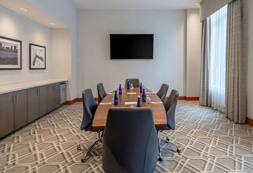 Отель Embassy Suites Boston Logan Airport