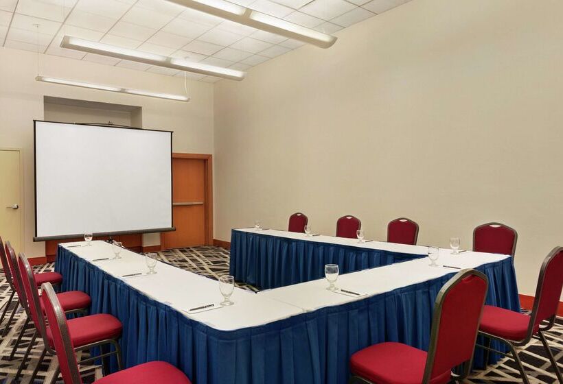 Отель Embassy Suites Boston Logan Airport