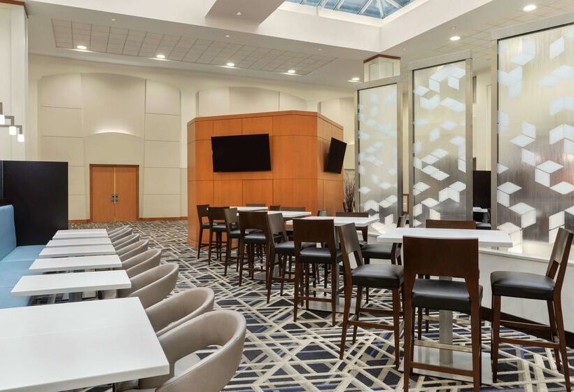 Отель Embassy Suites Boston Logan Airport