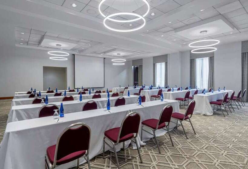 Отель Embassy Suites Boston Logan Airport