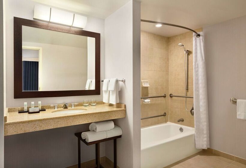 Отель Embassy Suites Boston Logan Airport