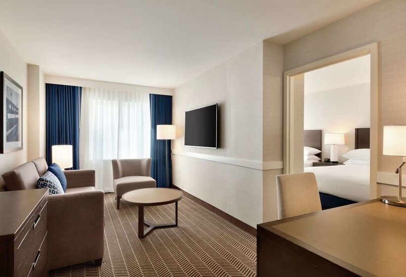 Отель Embassy Suites Boston Logan Airport