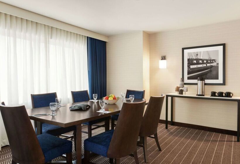 Отель Embassy Suites Boston Logan Airport