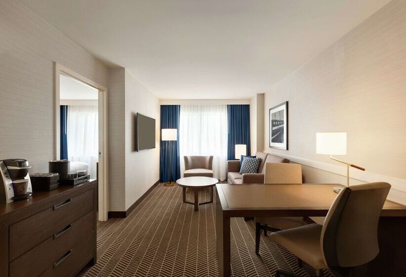 Отель Embassy Suites Boston Logan Airport