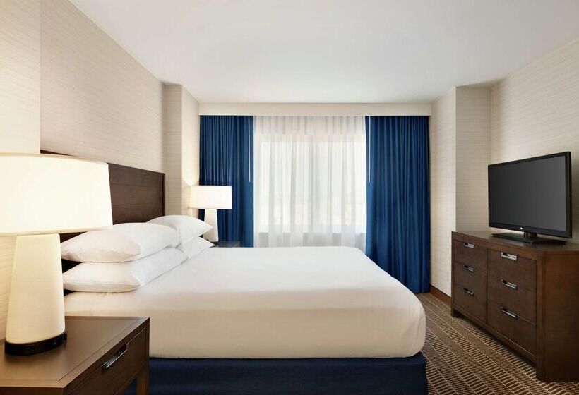 Отель Embassy Suites Boston Logan Airport