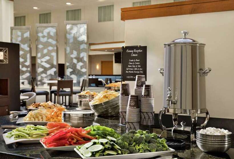 Отель Embassy Suites Boston Logan Airport