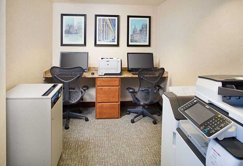 בית מלון כפרי Hilton Garden Inn Albany Airport