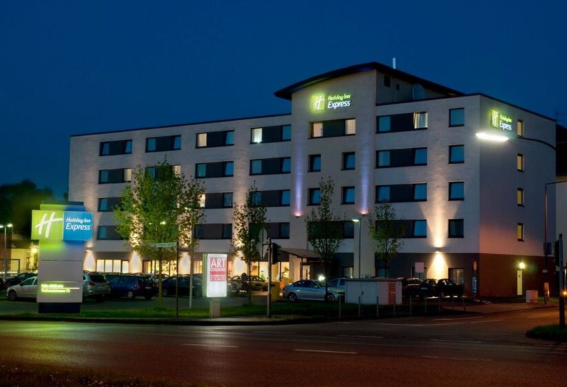 Отель Holiday Inn Express Cologne Muelheim, An Ihg