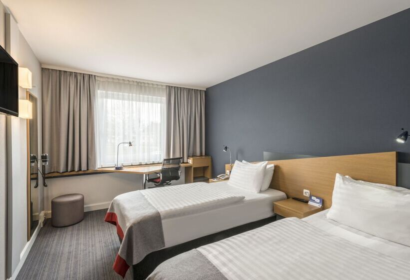 Отель Holiday Inn Express Cologne Muelheim, An Ihg