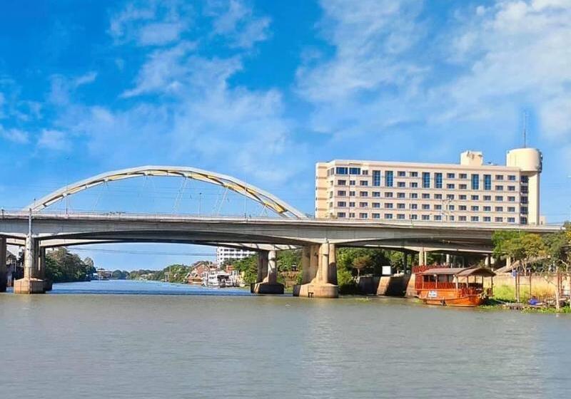 בית מלון כפרי Krungsri River