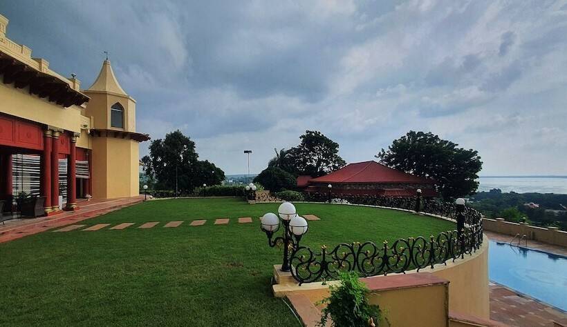 Отель Noor Us Sabah Palace