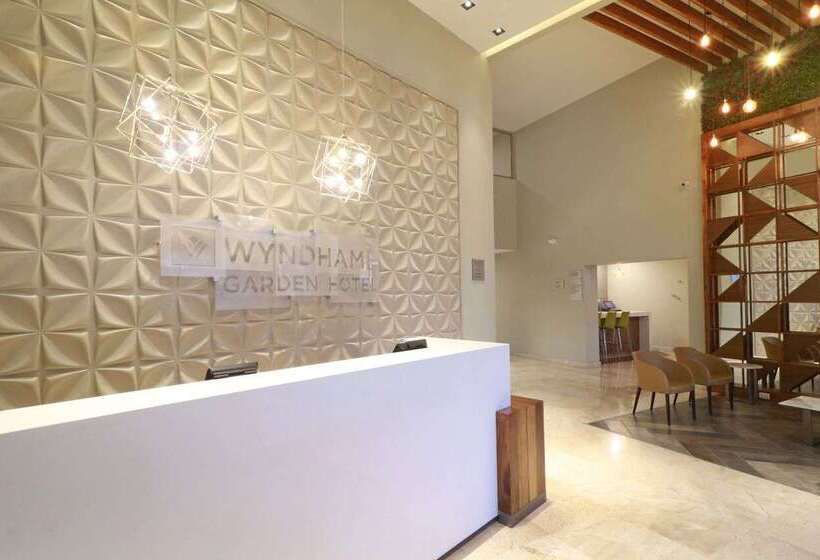 Отель Wyndham Garden Monterrey Valle Real