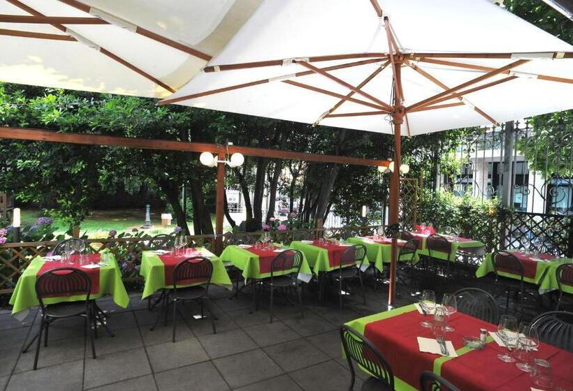 여관 Trattoria Laghee Con Alloggio