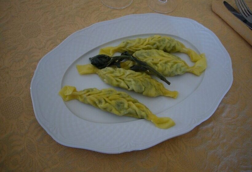 בית מלון כפרי Borgo Storico Cisterna