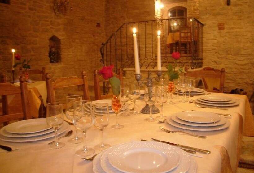 בית מלון כפרי Borgo Storico Cisterna