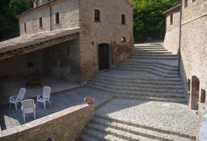 בית מלון כפרי Borgo Storico Cisterna