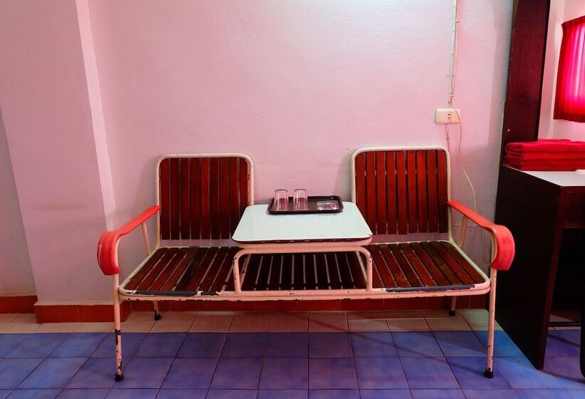 호텔 Thairungruang Backpackers Suratthani