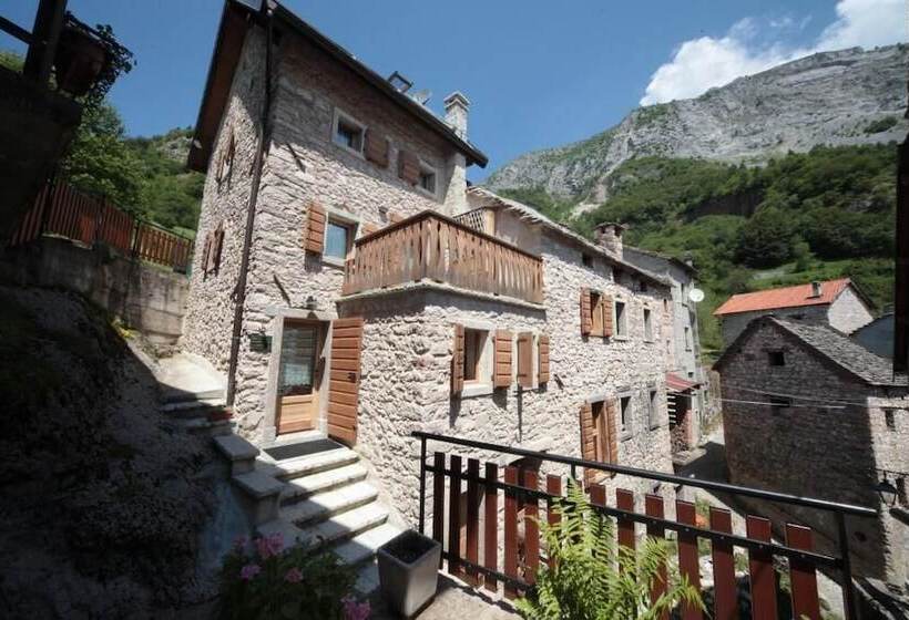簡易ホテル Albergo Diffuso Valcellina E Val Vajont In Casso
