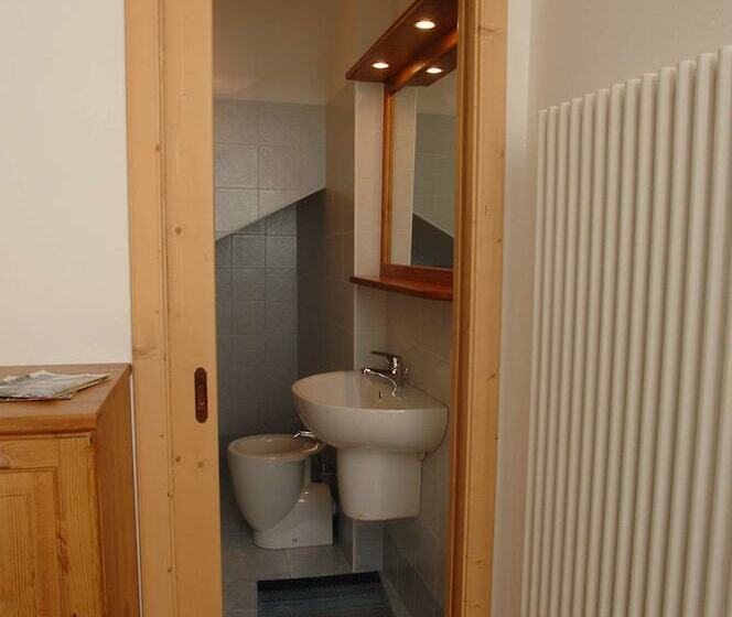 簡易ホテル Albergo Diffuso Valcellina E Val Vajont In Erto