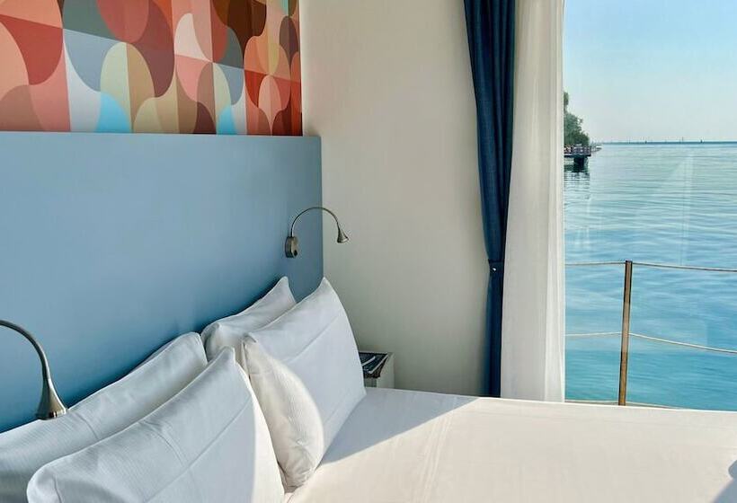 호텔 Floating Resort