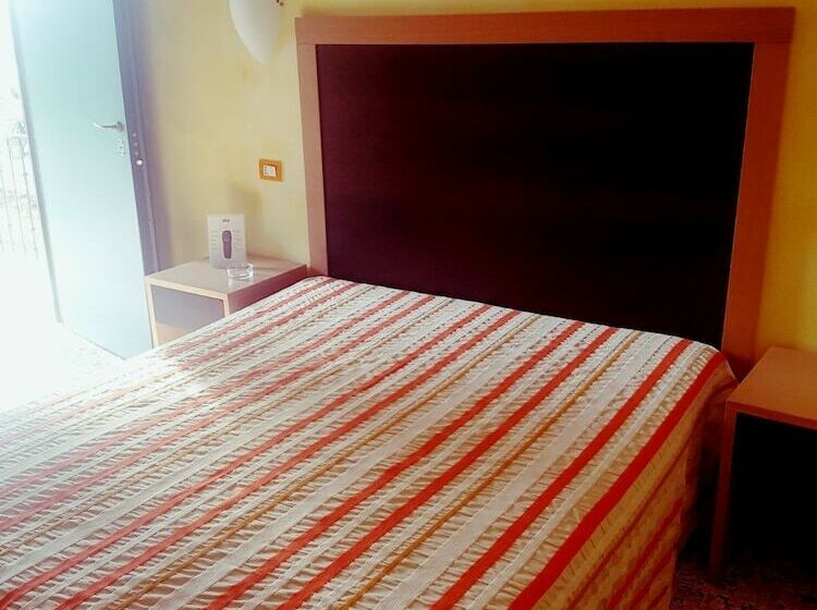 هتل Villaggio Turistico Valle Scinni