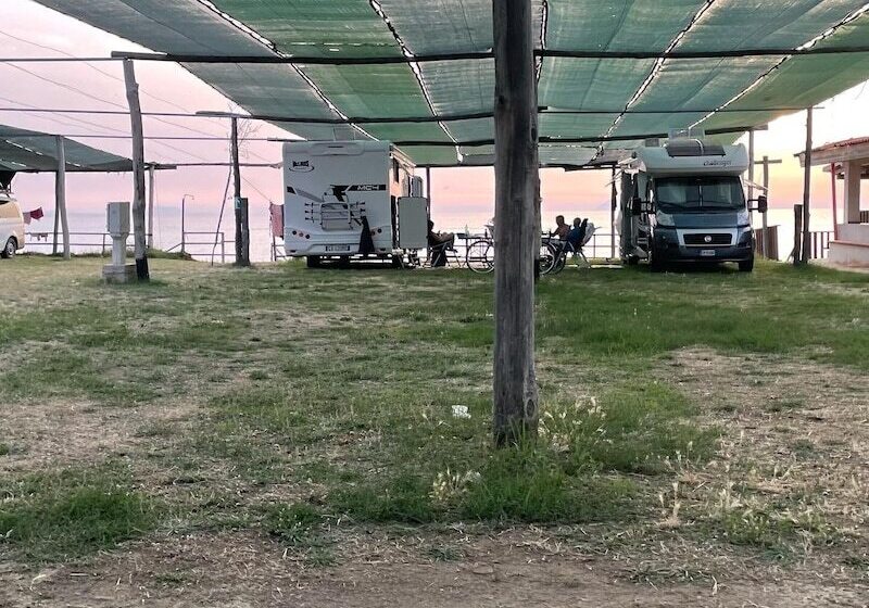 منتجع Villaggio Camping La Scogliera