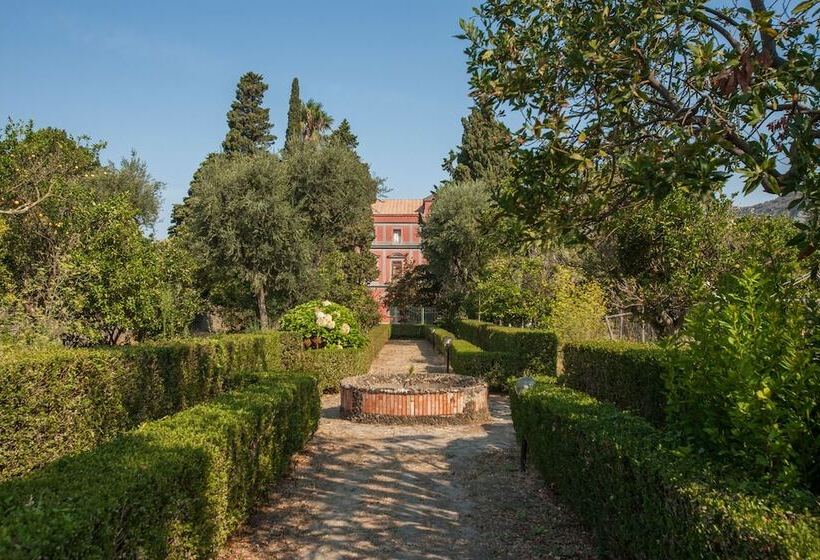 פונדק Palazzo Caracciolo