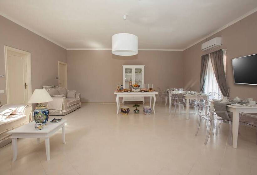 פונדק Palazzo Caracciolo