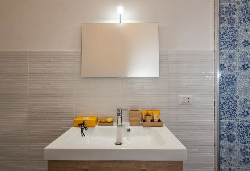 פונדק Palazzo Caracciolo