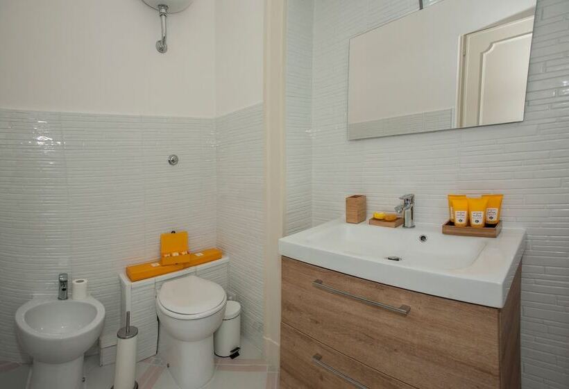 פונדק Palazzo Caracciolo