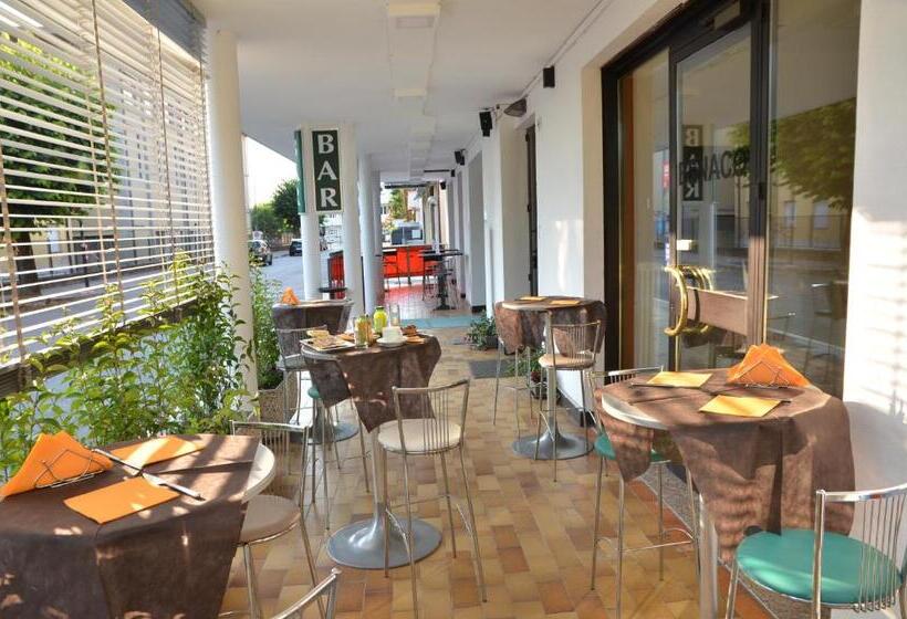 ホテル Benaco Mavras