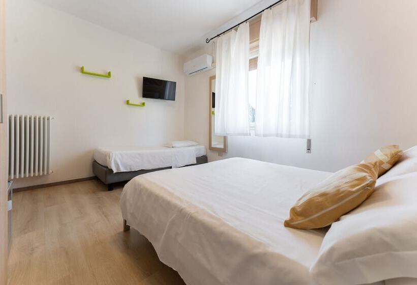 ホテル Benaco Mavras