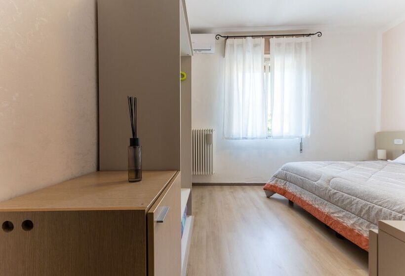 ホテル Benaco Mavras