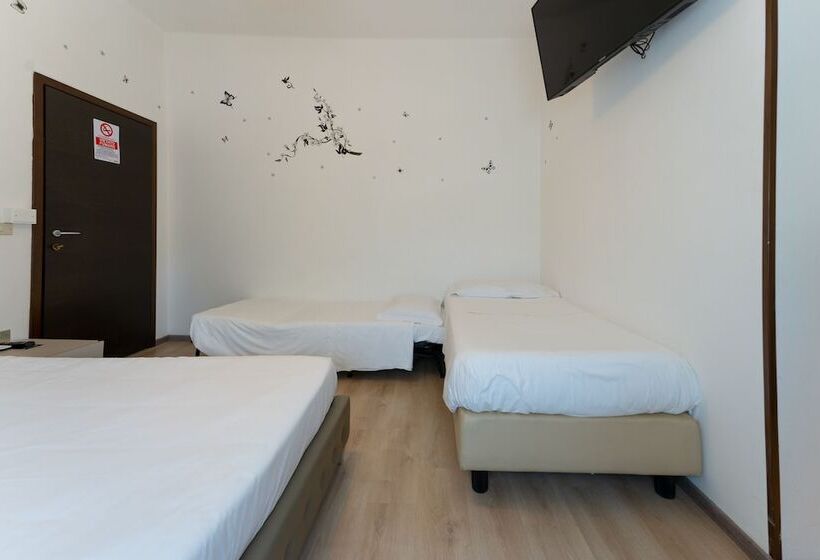 ホテル Benaco Mavras