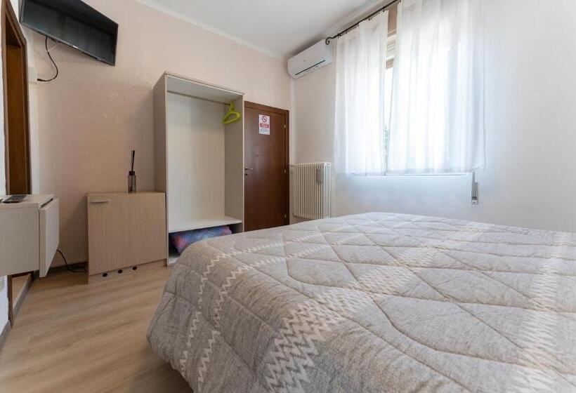 ホテル Benaco Mavras