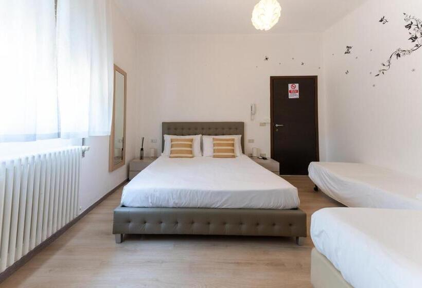 ホテル Benaco Mavras