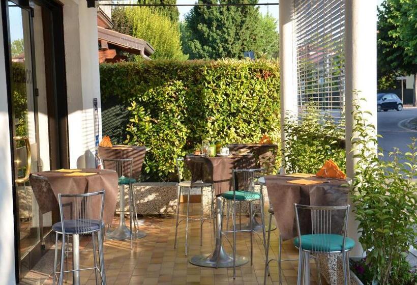 ホテル Benaco Mavras