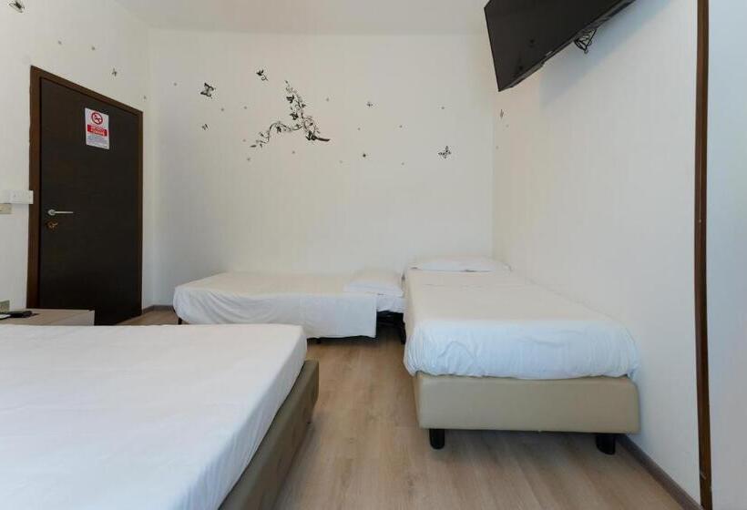 ホテル Benaco Mavras