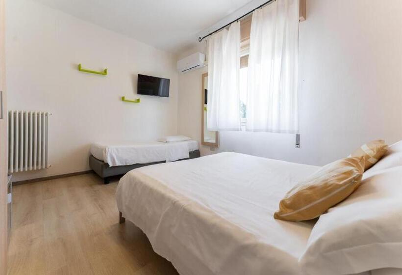 ホテル Benaco Mavras