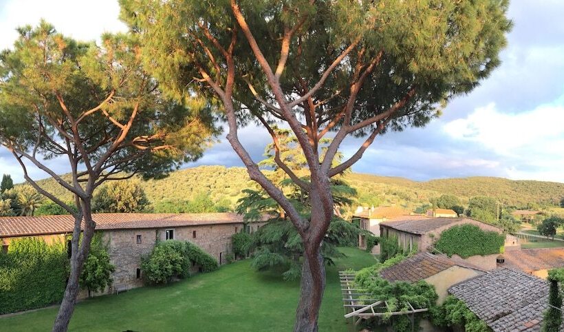 בית מלון כפרי La Pescaia Resort