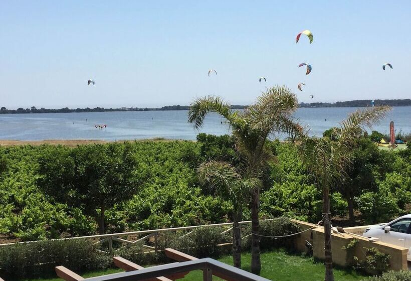 مسافرخانه Herons Bay Resort