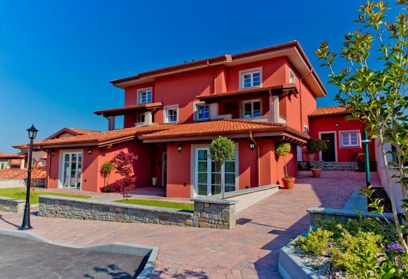 פונדק Villa Carolina Resort