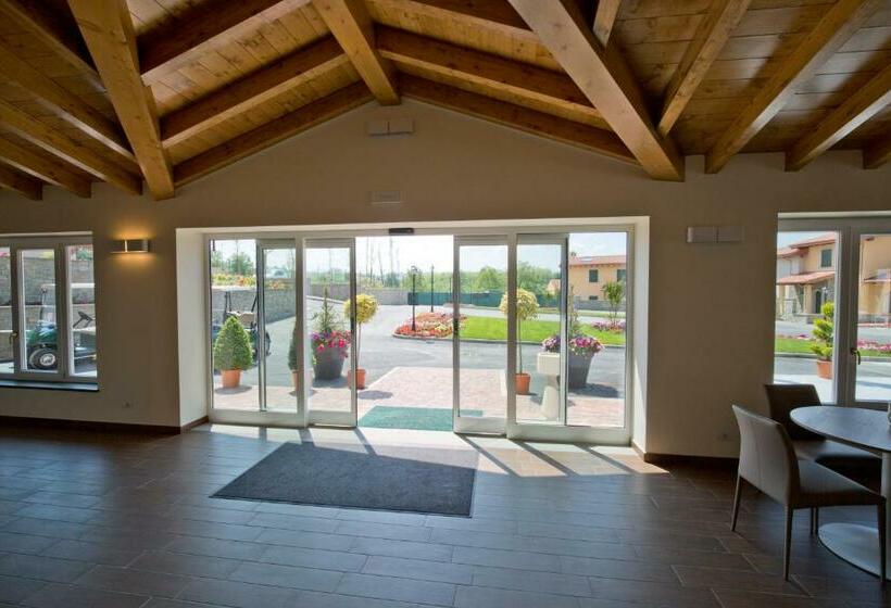 פונדק Villa Carolina Resort